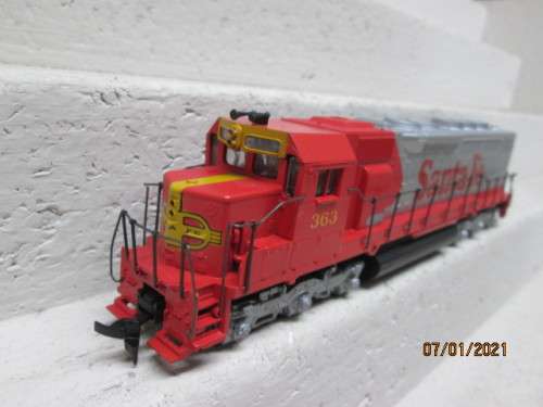 HO SCALE : ATHEARN : SANTE FE SD 45 DIESEL LOCOMOTIVE - BOXED