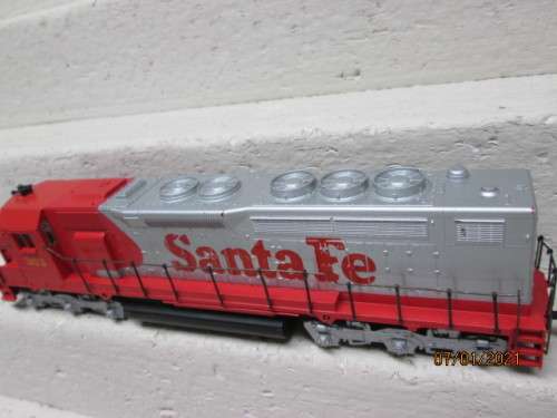 HO SCALE : ATHEARN : SANTE FE SD 45 DIESEL LOCOMOTIVE - BOXED