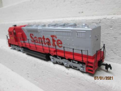 HO SCALE : ATHEARN : SANTE FE SD 45 DIESEL LOCOMOTIVE - BOXED