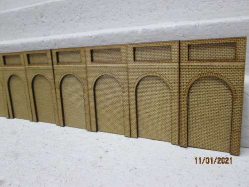 HO / OO SCALE : BACK DROP RAILWAY ARCHES - BRICK FINISH