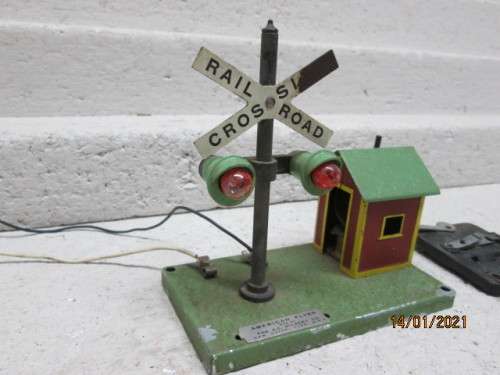 S SCALE : AMERICAN FLYER : HIGHWAY FLASHER RAIL CROSSING