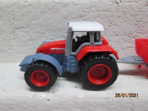 HO / OO SCALE : FARM TRACTOR AND TRAILOR - BOXED
