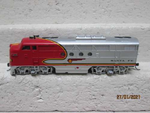 HO SCALE : BACHMANN : SANTE FE - F7 DIESEL LOCOMOTIVE
