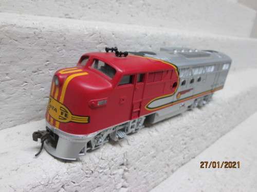 HO SCALE : BACHMANN : SANTE FE - F7 DIESEL LOCOMOTIVE