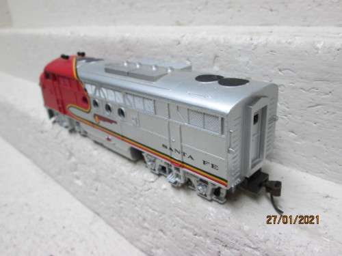 HO SCALE : BACHMANN : SANTE FE - F7 DIESEL LOCOMOTIVE