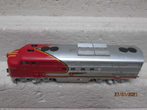 HO SCALE : BACHMANN : SANTE FE - F7 DIESEL LOCOMOTIVE