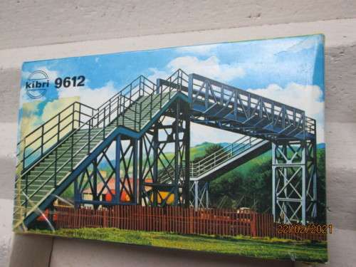 HO SCALE : KIBRI : PEDESTRIAN RAIL CROSSING BRIDGE KIT - BOXED
