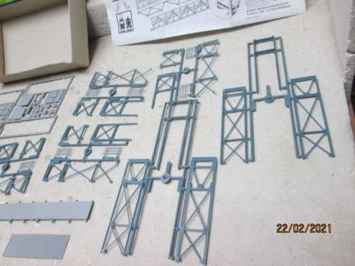 HO SCALE : KIBRI : PEDESTRIAN RAIL CROSSING BRIDGE KIT - BOXED