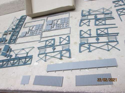 HO SCALE : KIBRI : PEDESTRIAN RAIL CROSSING BRIDGE KIT - BOXED