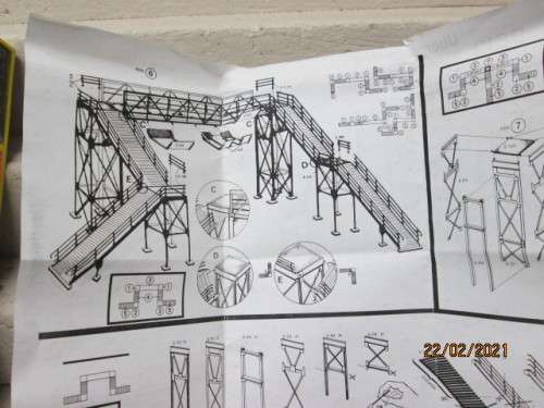 HO SCALE : KIBRI : PEDESTRIAN RAIL CROSSING BRIDGE KIT - BOXED