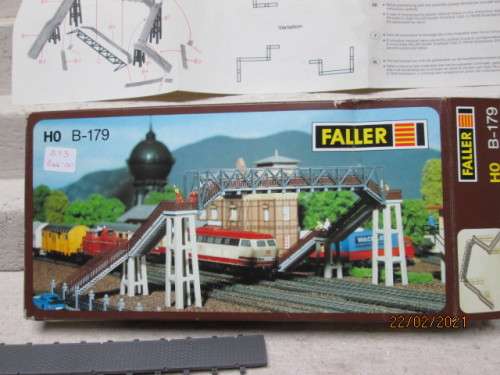 HO SCALE : FALLER : PEDESTRIAN RAIL CROSSING BRIDGE KIT - BOXED