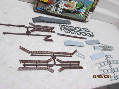 HO SCALE : FALLER : PEDESTRIAN RAIL CROSSING BRIDGE KIT - BOXED