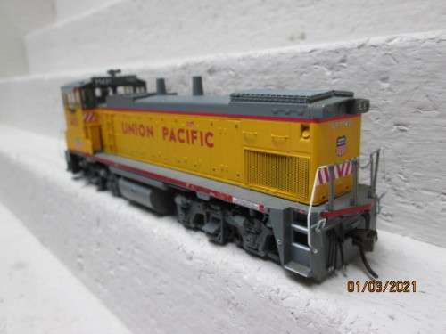 HO SCALE : GENESIS DCC : UNION PACIFIC MP15-AC DIESEL LOCOMOTIVE - BOXED