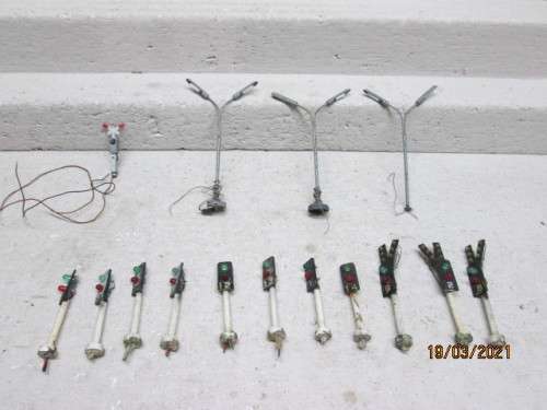 HO SCALE : STREET LIGHTS + RAIL ROBOTS