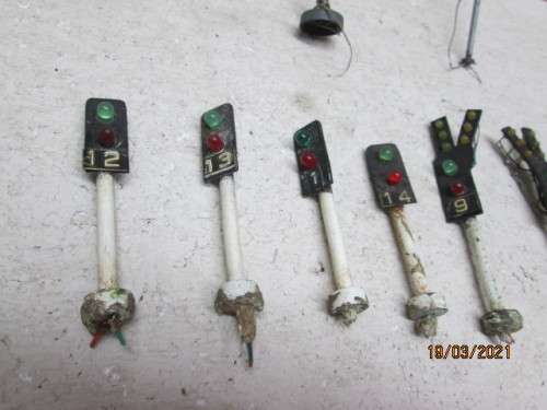 HO SCALE : STREET LIGHTS + RAIL ROBOTS