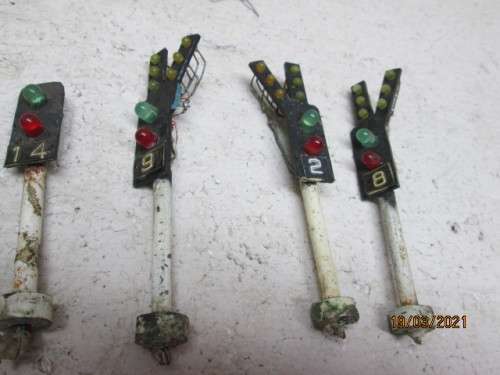 HO SCALE : STREET LIGHTS + RAIL ROBOTS