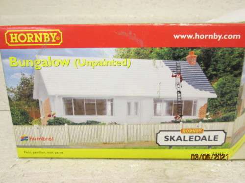OO SCALE : HORNBY : RESIN BUNGALOW UNPAINTED - BOXED
