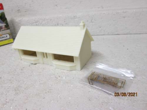 OO SCALE : HORNBY : RESIN BUNGALOW UNPAINTED - BOXED