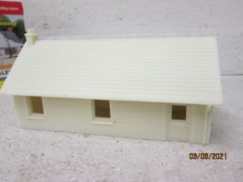 OO SCALE : HORNBY : RESIN BUNGALOW UNPAINTED - BOXED
