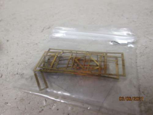 OO SCALE : HORNBY : RESIN BUNGALOW UNPAINTED - BOXED