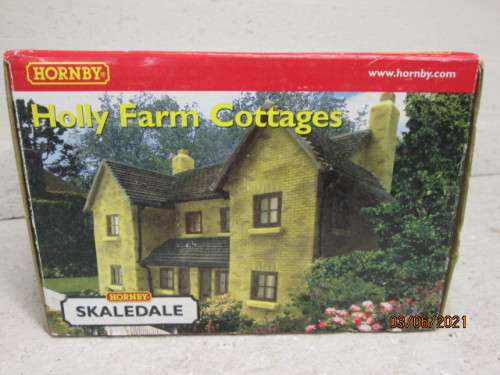OO SCALE : HORNBY : RESIN HOLLY FARM COTTAGES - BOXED