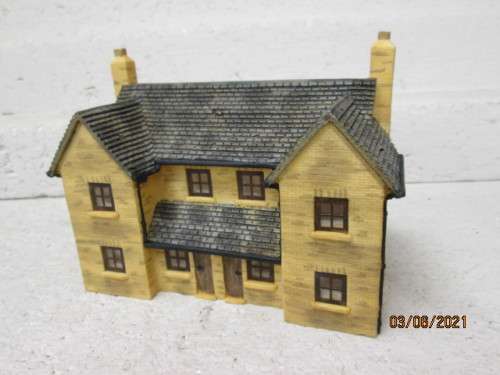 OO SCALE : HORNBY : RESIN HOLLY FARM COTTAGES - BOXED