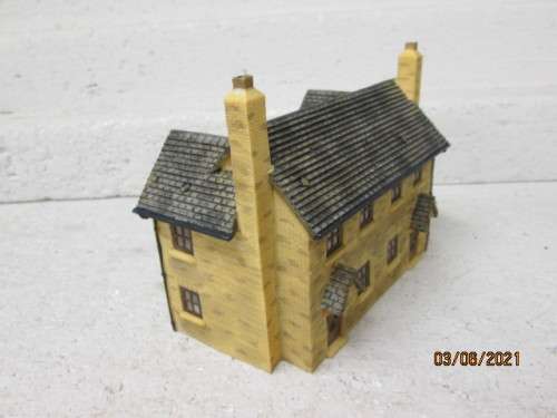 OO SCALE : HORNBY : RESIN HOLLY FARM COTTAGES - BOXED