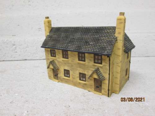 OO SCALE : HORNBY : RESIN HOLLY FARM COTTAGES - BOXED