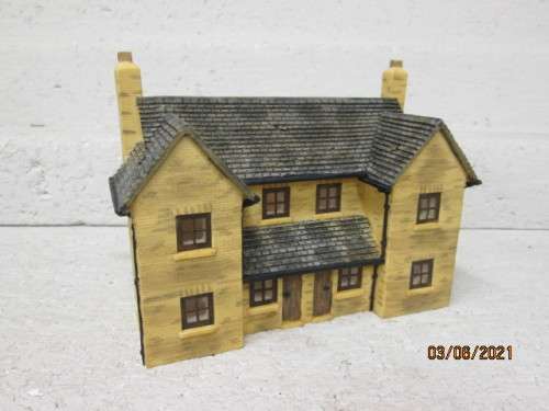 OO SCALE : HORNBY : RESIN HOLLY FARM COTTAGES - BOXED