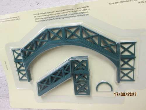 OO SCALE : RAILWAY PEDESTRIAN BRIDGE KIT - BOXED