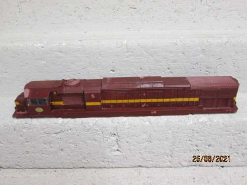 HO SCALE : LIMA : SAR : CLASS 34 DIESEL LOCOMOTIVE BODY ONLY