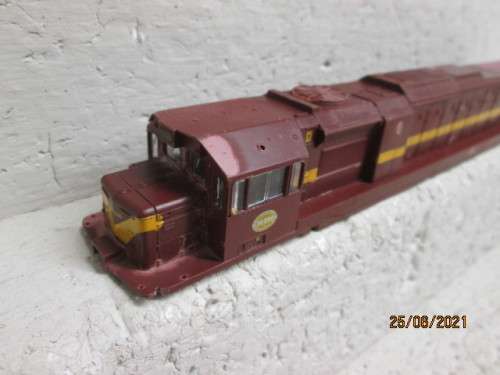 HO SCALE : LIMA : SAR : CLASS 34 DIESEL LOCOMOTIVE BODY ONLY