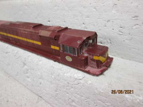 HO SCALE : LIMA : SAR : CLASS 34 DIESEL LOCOMOTIVE BODY ONLY