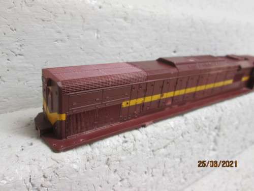 HO SCALE : LIMA : SAR : CLASS 34 DIESEL LOCOMOTIVE BODY ONLY