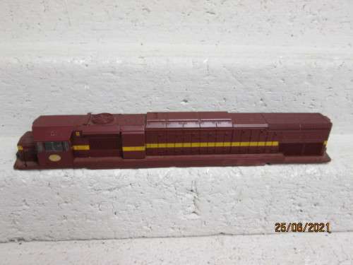 HO SCALE : LIMA : SAR : CLASS 34 DIESEL LOCOMOTIVE BODY ONLY