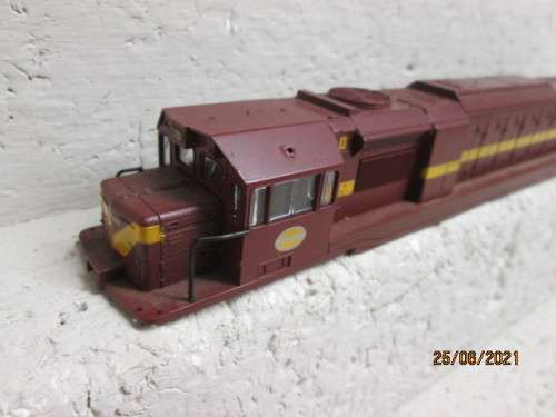 HO SCALE : LIMA : SAR : CLASS 34 DIESEL LOCOMOTIVE BODY ONLY