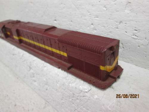 HO SCALE : LIMA : SAR : CLASS 34 DIESEL LOCOMOTIVE BODY ONLY