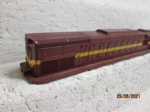HO SCALE : LIMA : SAR : CLASS 34 DIESEL LOCOMOTIVE BODY ONLY