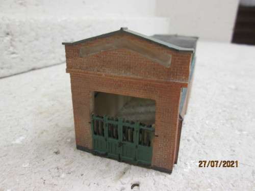 HO / OO SCALE : BACHMANN :  RESIN RAILWAY SHED
