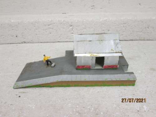HO SCALE : PLATFORM WITH TIN SHED