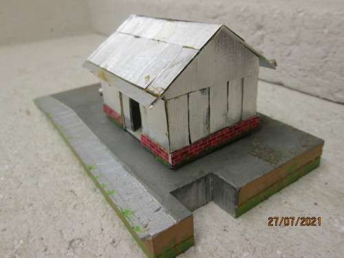 HO SCALE : PLATFORM WITH TIN SHED