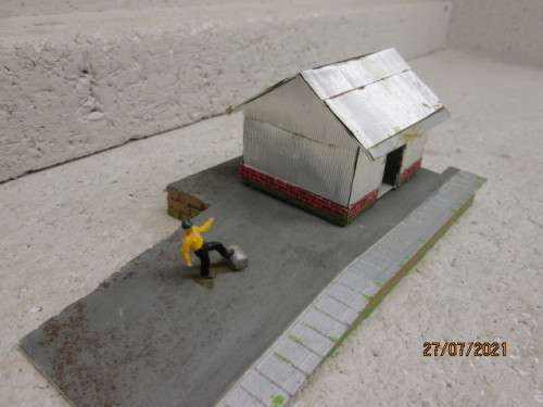 HO SCALE : PLATFORM WITH TIN SHED