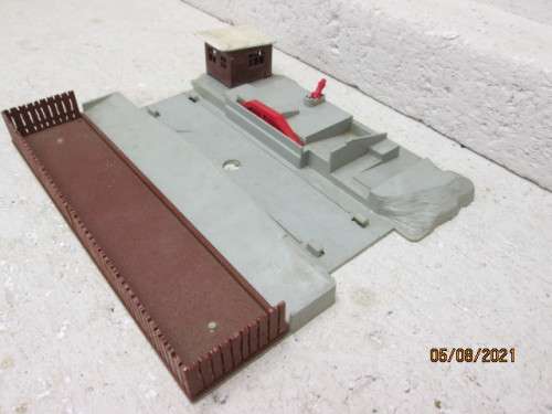HO SCALE : LIMA  : OFFLOADING STATION