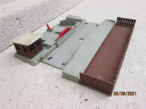 HO SCALE : LIMA  : OFFLOADING STATION