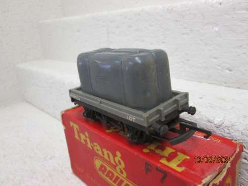 OO SCALE: TRIANG : 10 TON OPEN GOODS WITH TARPAULIN LOAD - BOXED