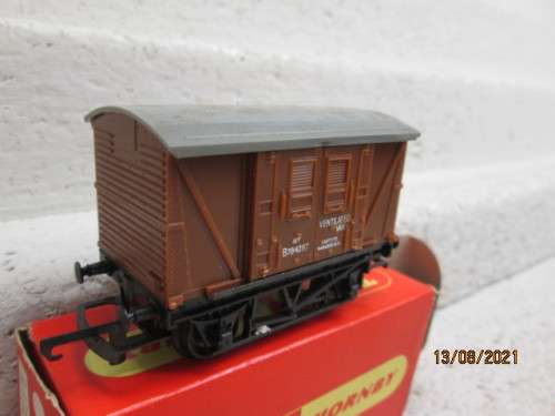 OO SCALE: HORNBY : 12 TON VENTILATED VAN - BOXED
