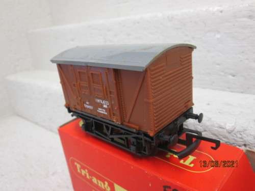 OO SCALE: HORNBY : 12 TON VENTILATED VAN - BOXED