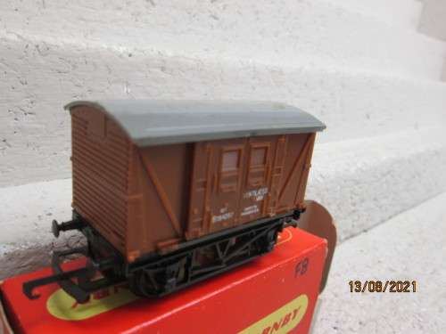 OO SCALE: HORNBY : 12 TON VENTILATED VAN - BOXED