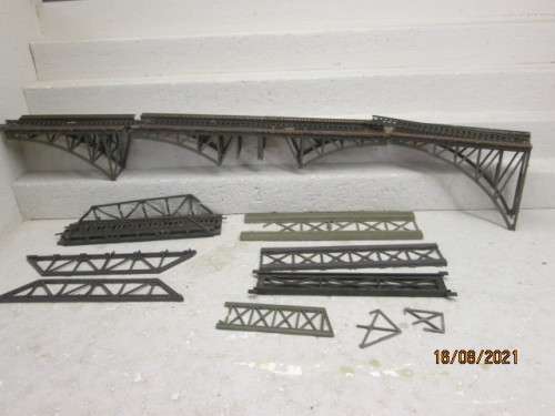 HO SCALE : BRIDGE SCRAP YARD