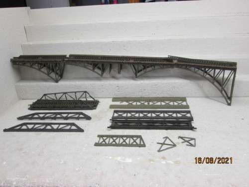 HO SCALE : BRIDGE SCRAP YARD